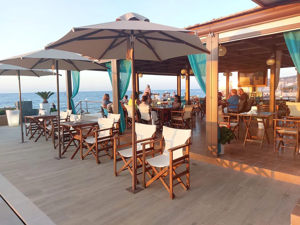 Restaurant & Pool