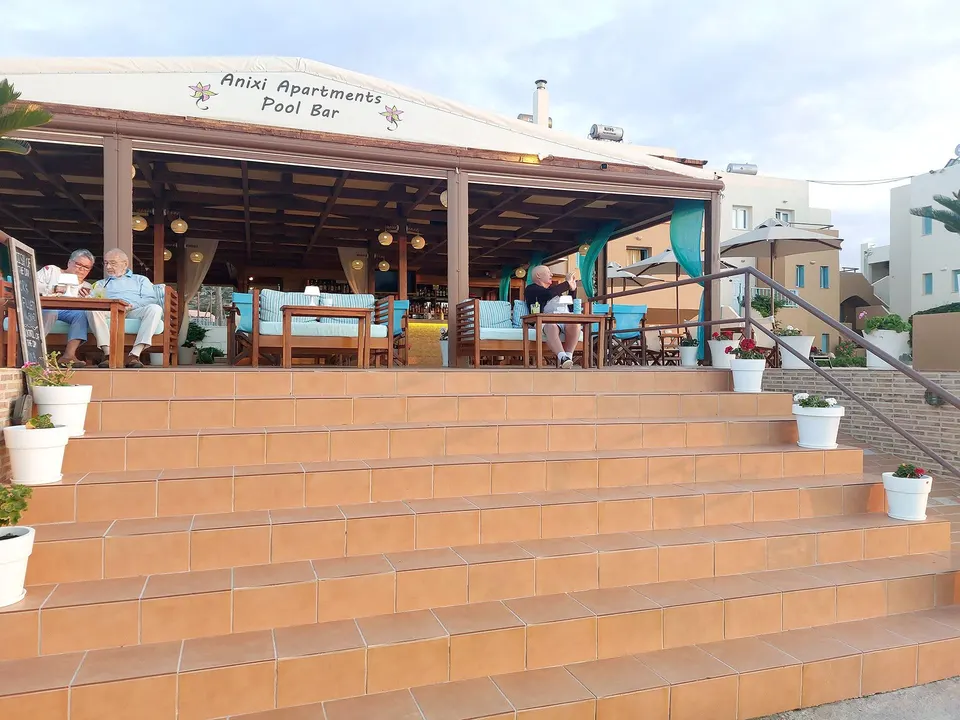 Restaurant & Pool