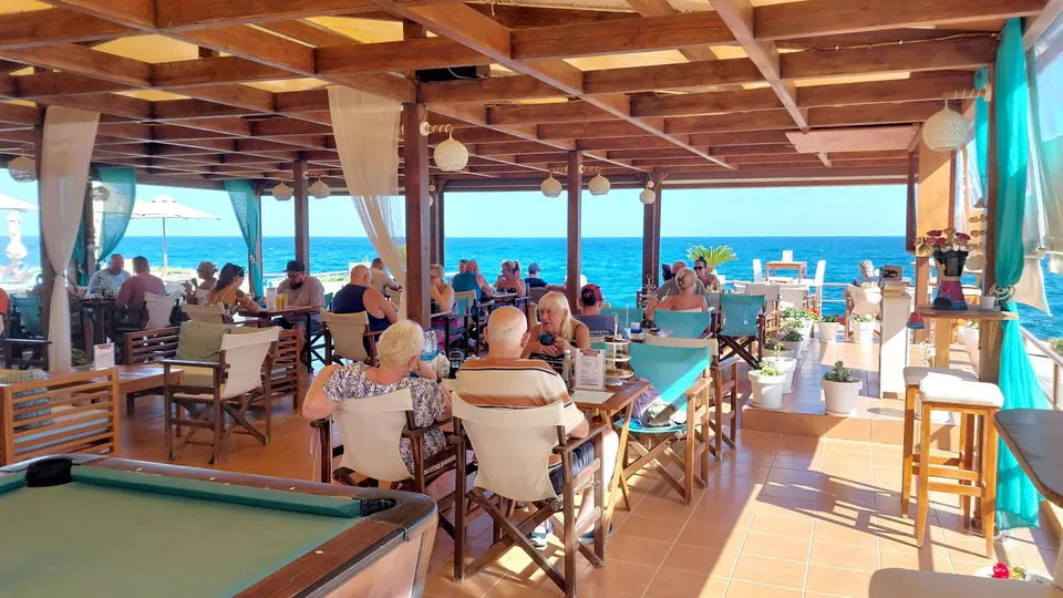 Restaurant & Pool
