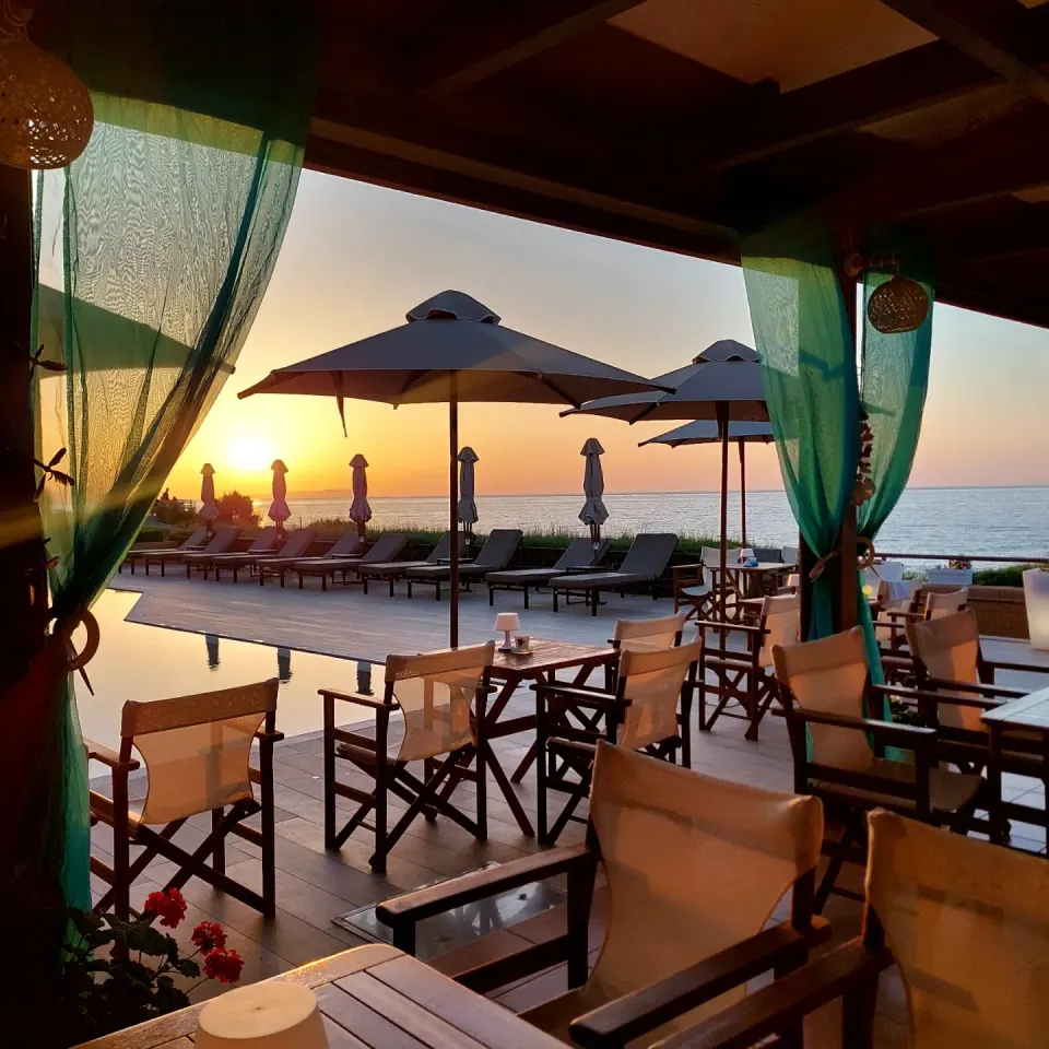 Restaurant & Pool