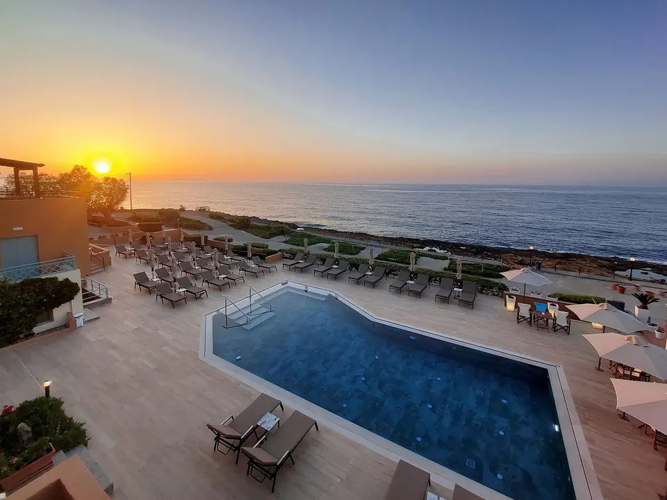 Restaurant & Pool