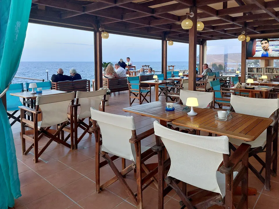 Restaurant & Pool