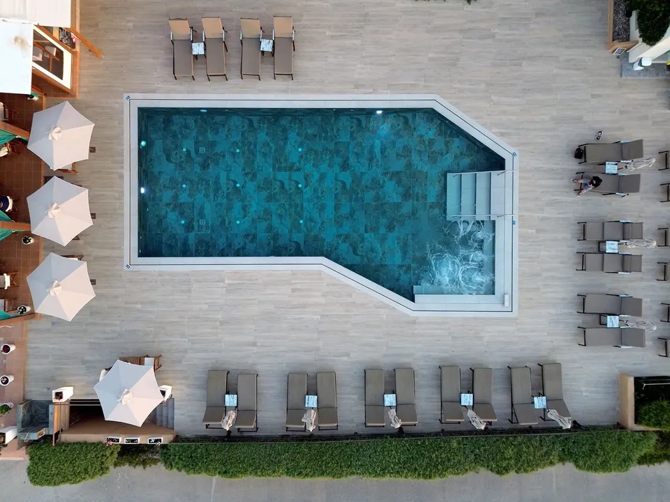 Restaurant & Pool