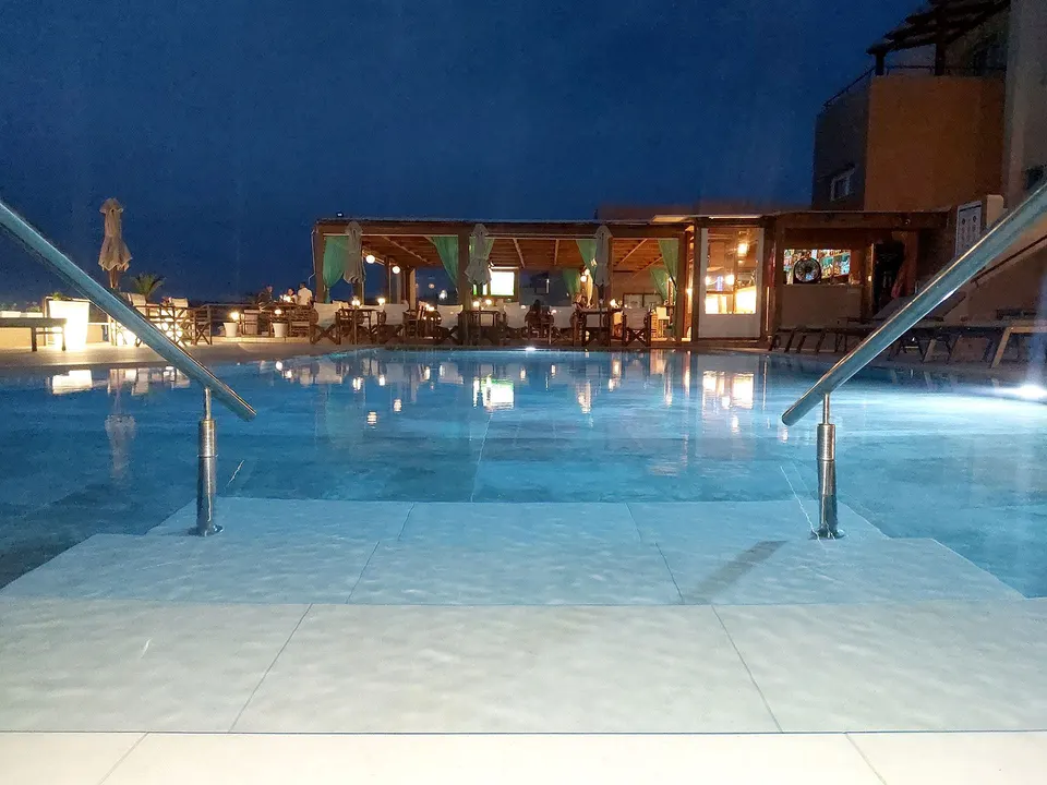 Restaurant & Pool