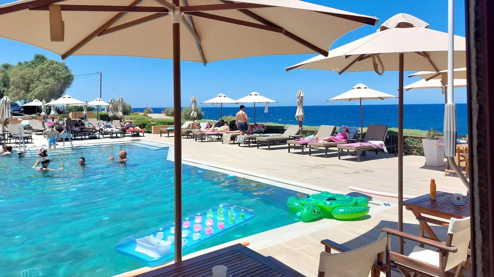 Restaurant & Pool